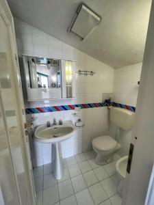恩佩多克莱港LA TERRAZZA SUL MARE的一间带水槽和卫生间的浴室