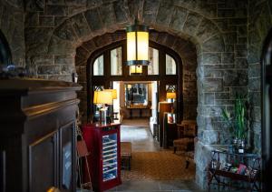 塔里敦城堡Spa酒店的石头建筑中带拱门的走廊