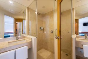 巴亚尔塔港巴亚尔塔港机场One酒店的带淋浴和盥洗盆的浴室