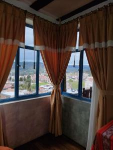 SaraguroHotel Achik Wasi的客房设有海景窗户。