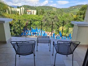 伊斯塔潘德拉萨尔Ixtapan de la Sal Marriott Hotel & Spa的一个带桌椅的阳台和一个游泳池