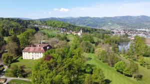 德意志兰茨贝格Schloss Frauenthal的享有河边山丘上房屋的空中景致