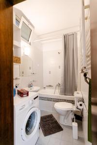 亚历山德鲁波利斯Hermes Modern Apartment的一间带洗衣机和卫生间的浴室