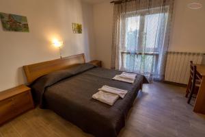 拉布Apartments by the sea Supetarska Draga - Gornja, Rab - 21380的一间卧室配有一张床,上面有两条毛巾