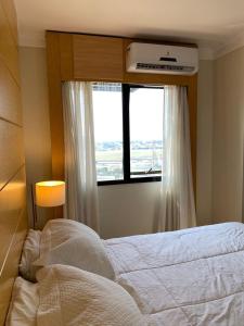 圣保罗Hotel Aeroporto Congonhas的卧室配有白色的床和窗户。