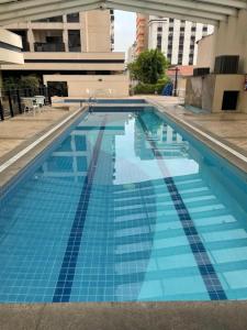 圣保罗Hotel Aeroporto Congonhas的一座蓝色瓷砖的游泳池