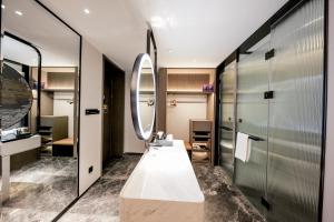 深圳深圳罗湖盛业逸扉酒店的一间带水槽和镜子的浴室