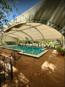 费德拉西翁Hotel y Spa Termas del Este的游泳池位于带游泳池的大帐篷下