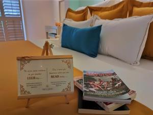 Barra Vieja阿卡普尔科第三生命酒店的一张带标志的床和一些书