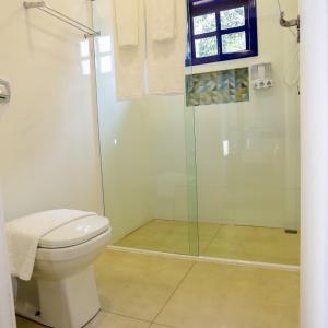 伊瓜苏Pequeno Paraíso的一间带卫生间和玻璃淋浴间的浴室