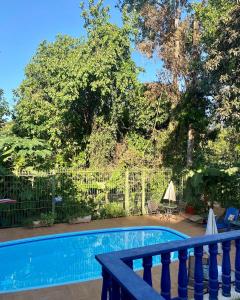 伊瓜苏Pequeno Paraíso的一个带围栏的院子内的游泳池