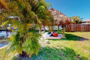 迈尔斯堡Bahama Breeze的棕榈树,在院子里有船