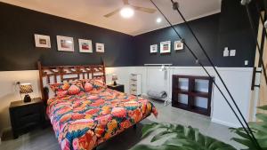 皮里港The Settler, Port Pirie的一间卧室配有一张带五颜六色棉被的床