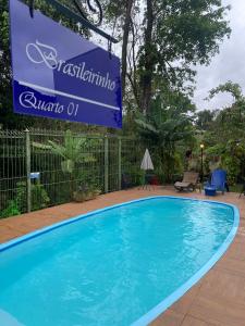 伊瓜苏Pequeno Paraíso的 ⁇ 前有标志的蓝色游泳池