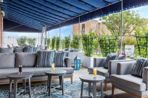 艾斯拜瑞伯克利海滨酒店的地毯上设有带沙发和桌子的庭院