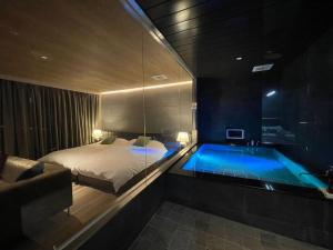 烧津市由楽 焼津的一间卧室设有一张床和一个游泳池
