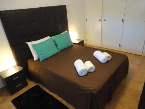 阿尔布费拉Original Apartments的一间卧室配有一张大床和两个枕头