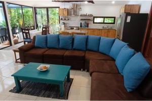 坦波Golf Beach House w/ Pool (5 min. walk to beach!)的客厅配有棕色沙发和桌子