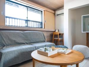 Taketa竹田まちホテル的客厅配有沙发和桌子