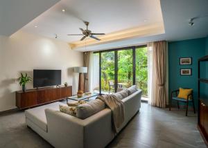 暹粒Angkor Grace Residence & Wellness Resort的带沙发和电视的客厅