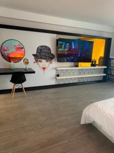 迈阿密海滩Bay view king suite with balcony的一间卧室配有一张床,墙上配有电视