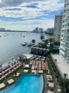 迈阿密海滩Bay view king suite with balcony的享有带游泳池的度假村的水景