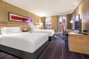 墨尔本墨尔本里奥多洲际酒店的酒店客房配有两张床和一张书桌
