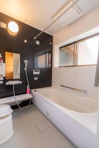 五岛Goto I-House的带浴缸、卫生间和盥洗盆的浴室