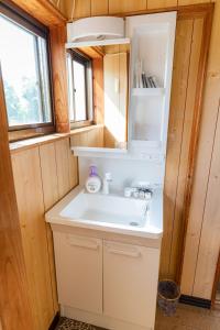五岛Goto I-House的一个小房子里带水槽的浴室