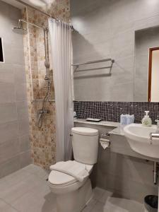 清迈Villa Thai Orchid (adult only)的一间带卫生间和水槽的浴室