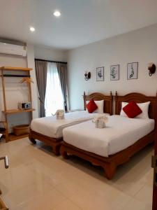 清迈Villa Thai Orchid (adult only)的一间卧室设有两张床和窗户。