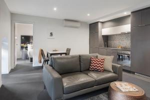 墨尔本Imagine Southbank的带沙发的客厅和厨房