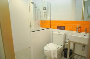 班敦孟7 Days Premium Hotel Don Meaung Airport的带淋浴、卫生间和盥洗盆的浴室