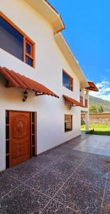 乌鲁班巴El Rey Lobo Casa de Campo Valle Sagrado的房屋设有门和瓷砖地板