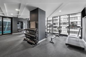 墨尔本Imagine Southbank的大楼内带跑步机和健身器材的健身房
