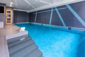 墨尔本Imagine Southbank的室内的蓝色海水游泳池