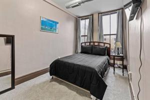 锡拉丘兹Perfect Blend of Convenience & Comfort Syracuse NY的一间卧室设有一张床和一个大窗户
