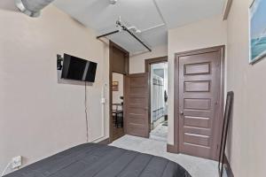 锡拉丘兹Perfect Blend of Convenience & Comfort Syracuse NY的一间卧室配有一张床、一台电视和一扇门