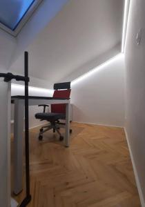 TrnávkaBuda-city house的办公室,办公室里配有桌子和椅子