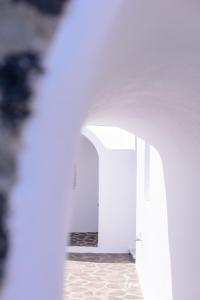 费拉CASA ARISTA的一条带白色墙壁和开放式门的走廊