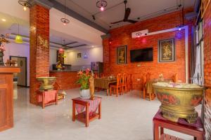 Phumĭ Réach Born (1)Angkor Rithy Residence 2的一间砖墙客房和一间用餐室