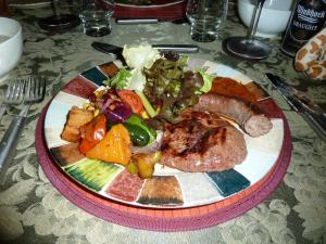 Grietjie Game ReserveMuweti Bush Lodge的桌上一盘带肉和蔬菜的食物