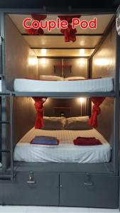 皮皮岛Dormsin Social的配有一张双人床的客房内的双层床