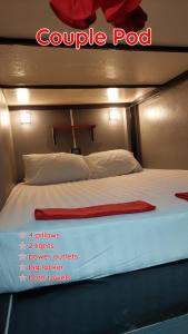 皮皮岛Dormsin Social的一间卧室,配有一张带标志的床