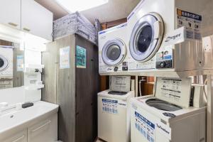 东京Wabi Sabi Hostel的洗衣房配有洗衣机和水槽