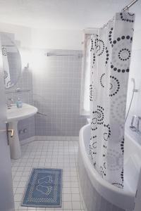 DärligenDreierzimmer的带浴缸和淋浴帘的浴室