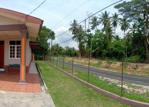 巴西富地Adilah Homestay A的路边有围栏的房子