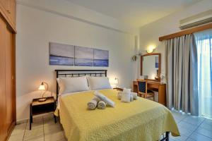 GrikosGrikos Hotel的一间卧室配有一张床,上面有两条毛巾