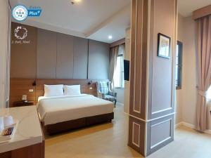 春武里J Park Hotel - SHA Extra Plus的配有一张床和一张书桌的酒店客房
