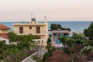 拉多斯Amaryllis front beach hotel的海景度假屋